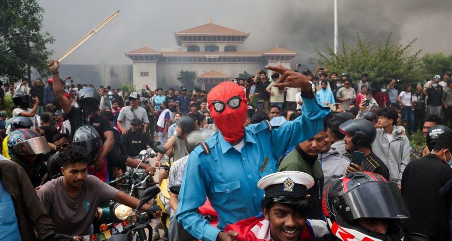 para-demonstran-bereaksi-di-dekat-asap-yang-mengepul-dari-kompleks-parlemen-menyusul-kebakaran-yang-terjadi-selama-protes-terh-1757426883399_169