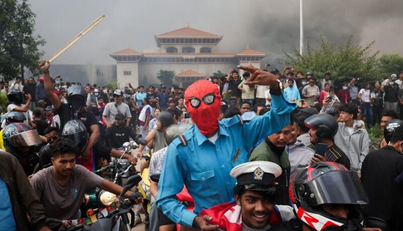 para-demonstran-bereaksi-di-dekat-asap-yang-mengepul-dari-kompleks-parlemen-menyusul-kebakaran-yang-terjadi-selama-protes-terh-1757426883399_169