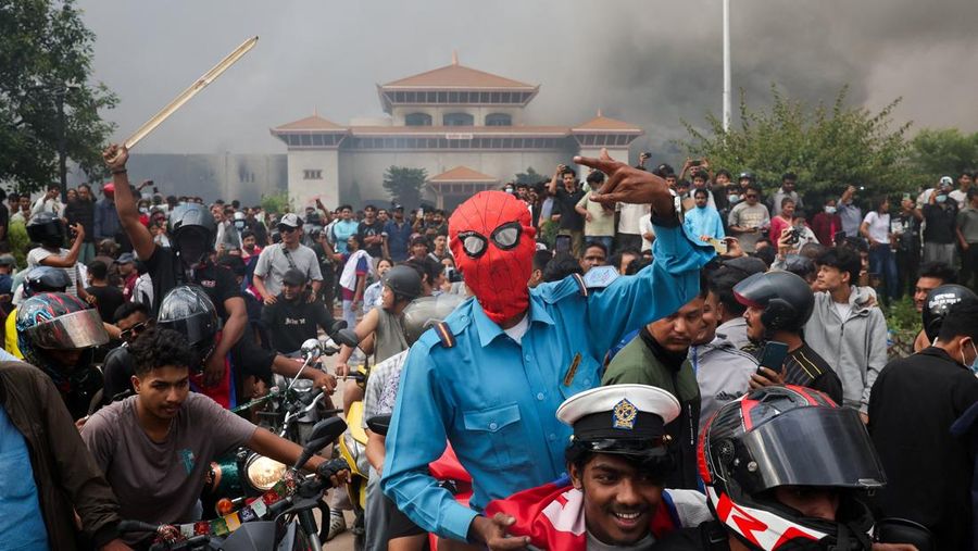 para-demonstran-bereaksi-di-dekat-asap-yang-mengepul-dari-kompleks-parlemen-menyusul-kebakaran-yang-terjadi-selama-protes-terh-1757426883399_169 para-demonstran-bereaksi-di-dekat-asap-yang-mengepul-dari-kompleks-parlemen-menyusul-kebakaran-yang-terjadi-selama-protes-terh-1757426883399_169